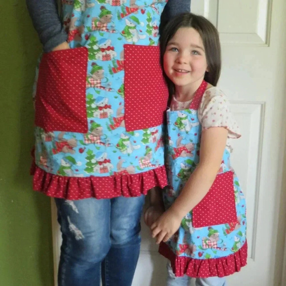 Christmas Apron For Kids, Two Pockets and a Ruffle - Picture 1 of 6